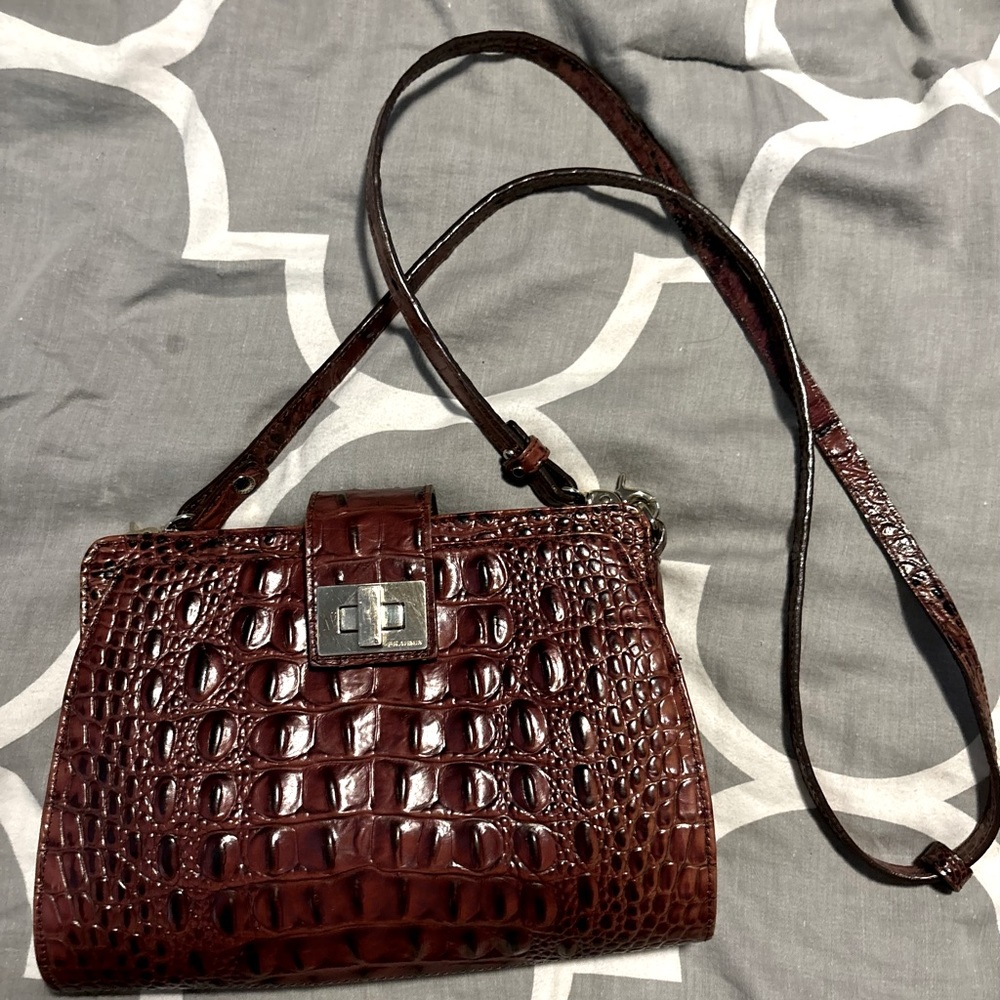Beautiful crossbody Brahmin purse, traditional brown and the leather is perfect!
